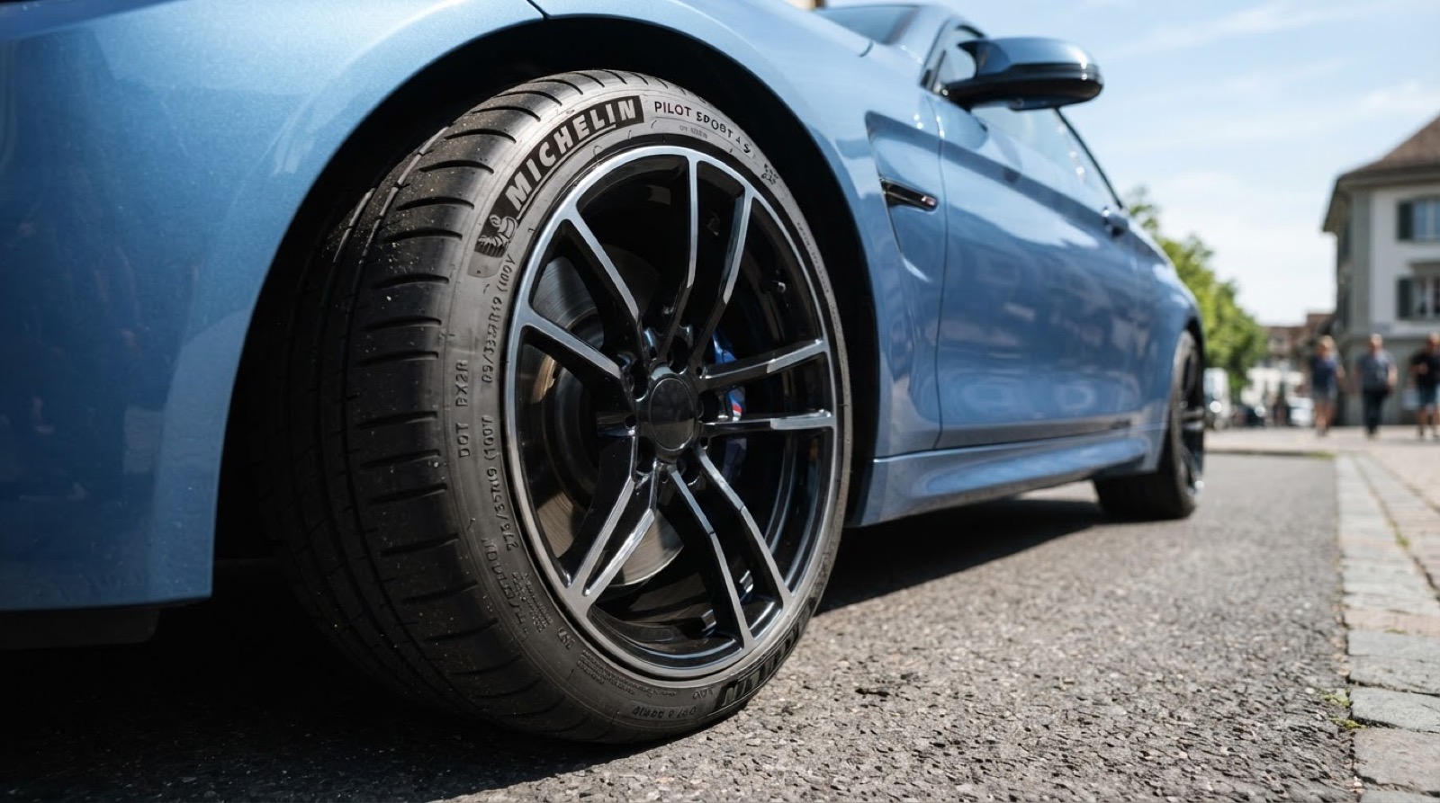 Close-up van een autoband en velg