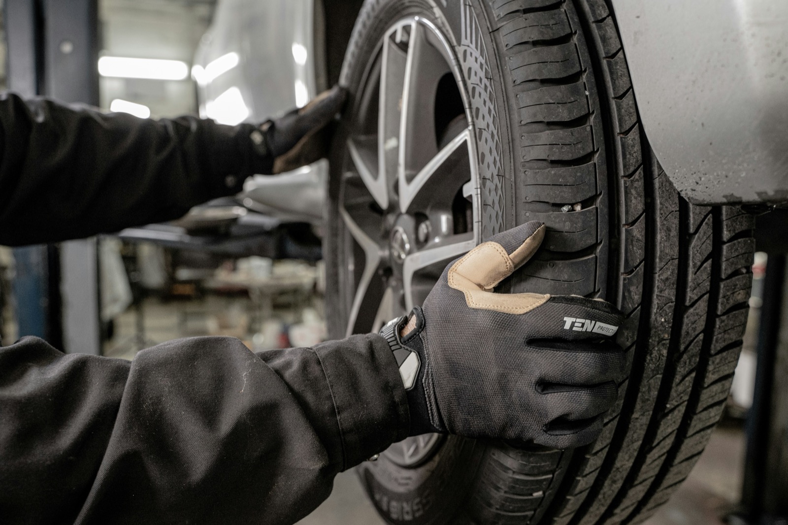 Monteur van Autofix Harderwijk aan het werk in de werkplaats